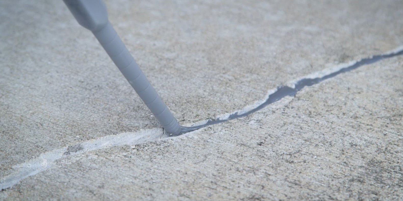 Трещины в стяжке. Трещины в бетоне. Стяжка растрескалась. Треснувший бетон. Прут для стяжки трещин.